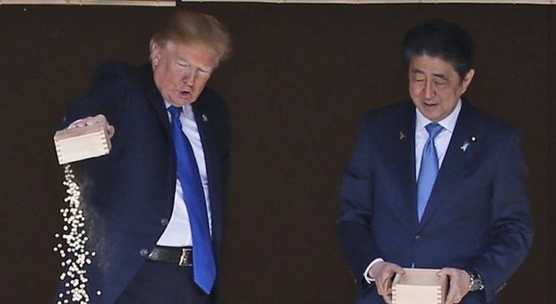 Giappone, gaffe di Donald Trump: perde la pazienza e inonda le carpe di mangime
