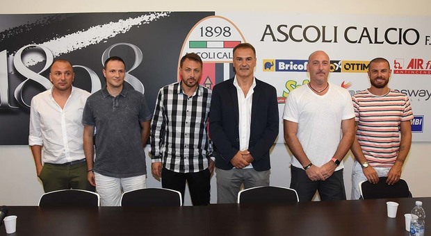 Alessandro Monticciolo, Antonio Del Fosco, il ds Antonio Tesoro, il tecnico Vincenzo Vivarini, Fabrizio Zambardi e Andrea Milani