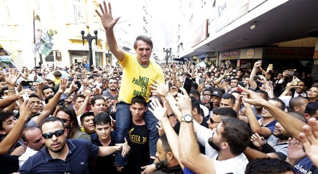 Brasile, campagna elettorale sospesa. Bolsonaro accoltellato, l'aggressore: «Ho agito per conto di Dio»