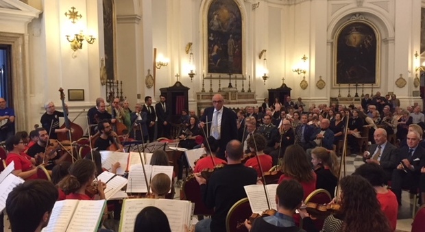 Peppe Barra all'Arciconfraternita dei Pellegrini con l’orchestra dei Quartieri Spagnoli