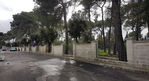 La recinzione muraria del parco ex Galateo