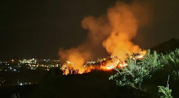 Ischia, il gran rogo dell'Epomeo: le fiamme sfiorano resort dei vip