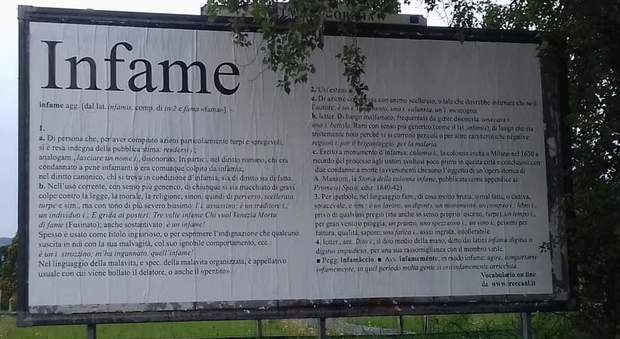 Gorizia, manifesto da 18 mq in città per mandare a quel paese il vicino: «Infame»