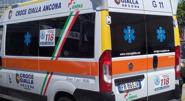 Ancona, sviene per un malore sul Corso: paura per una ragazzina di 13 anni