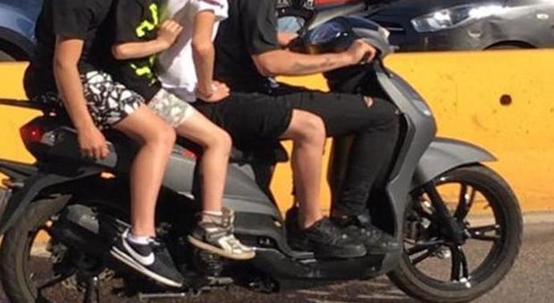 In quattro sullo scooter con i bambini di 4 e 6 anni, fermate e multate nel Napoletano