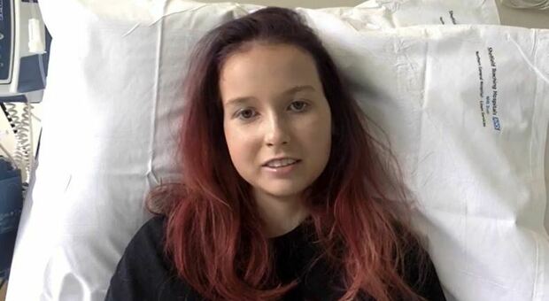 La "Piccola guerriera" muore a 14 anni di tumore al cervello, ha passato i suoi ultimi mesi ad aiutare altri pazienti su YouTube