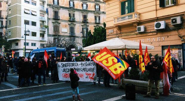 Emergenza Covid, sit-in all’esterno della Regione Campania: «De Luca hai fallito»