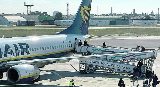 Lavoro, Ryanair assume assistenti di volo: comincia il reclutamento. Come candidarsi