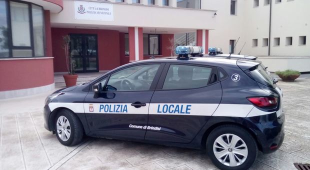 A Brindisi la sicurezza è alternativa: dopo il taser ai poliziotti, arriva la bomboletta al peperoncino per i vigili