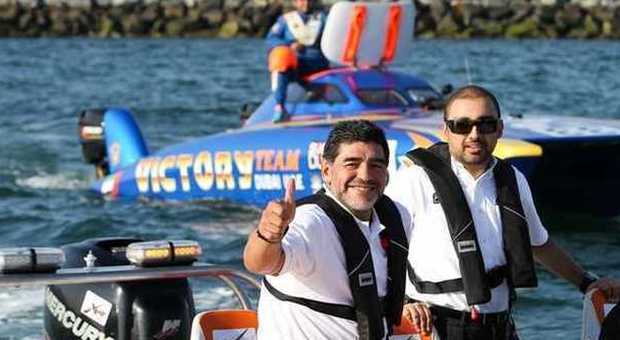 Bagno di folla per Maradona: casco e giubbotto prima di salire a bordo