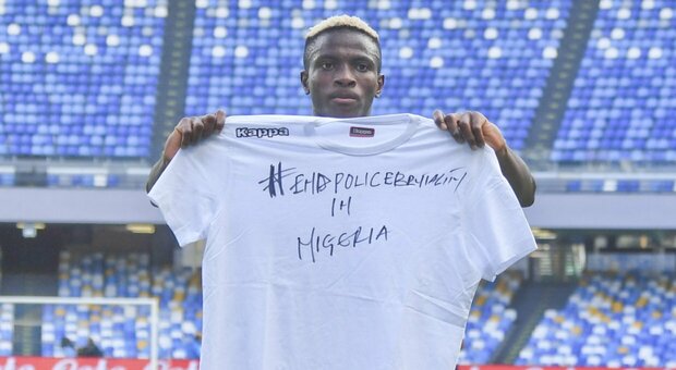 Osimhen segna e mostra scritta contro polizia nigeriana