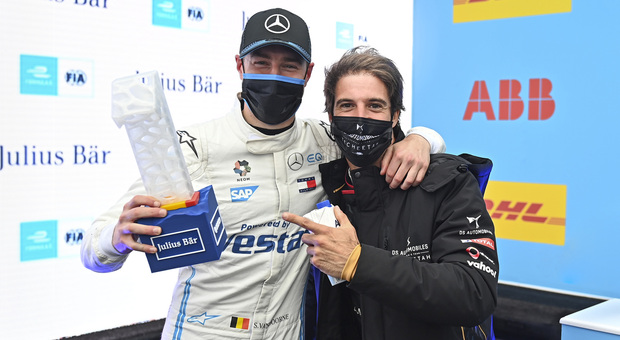 Il poleman del primo E-Prix di Valencia Stoffel Vandoorne su Mercedes insieme al secondo classificato il campione del mondo in carica Da Costa (DS)