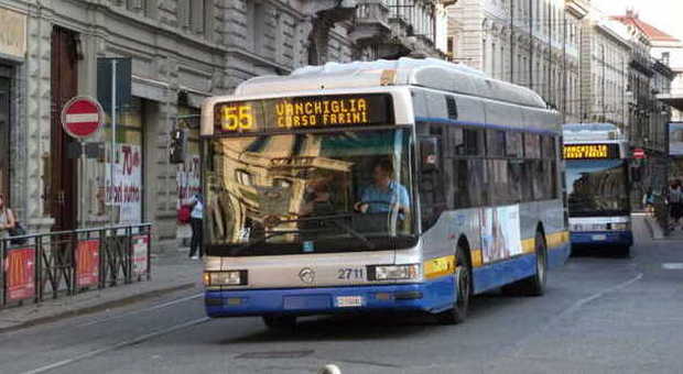 Dramma a Torino, tenta di salire sull'autobus in movimento: pendolare muore schiacciato