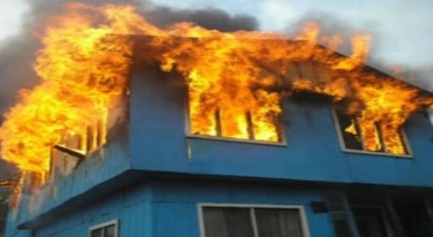 Uomo dà fuoco alla sua casa: "Era troppo sporca, ero stanco di doverla pulire sempre"
