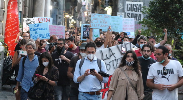 Napoli, centri sociali in corteo: «Liberate gli attivisti». Lancio di petardi, sfila anche l'assessore de Majo