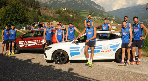 Le Honda Civic e CR-V insieme agli atleti nel ritiro della nazionale maschile italiana Volley