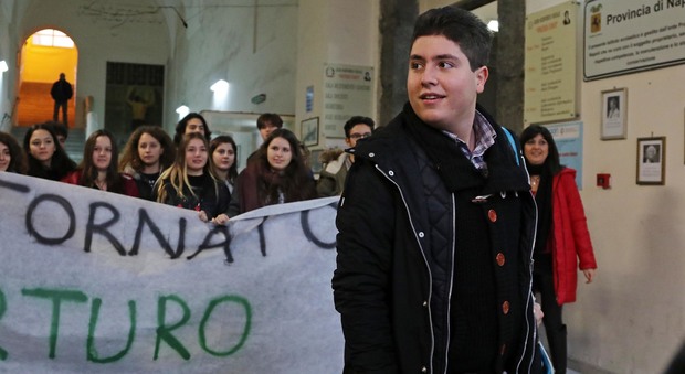 Napoli, Arturo accoltellato in strada senza motivo: arrestato il secondo ragazzo, ha 16 anni