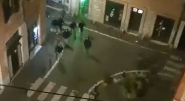 Rissa a Roma prima di Lazio-Siviglia, tra i feriti anche un passante americano. Si indaga per lesioni