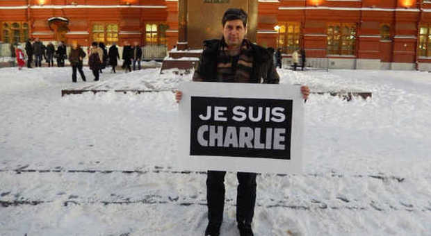 Russia, manifesta con il cartello «Je suis Charlie»: l'attivista anti-Putin finisce in carcere
