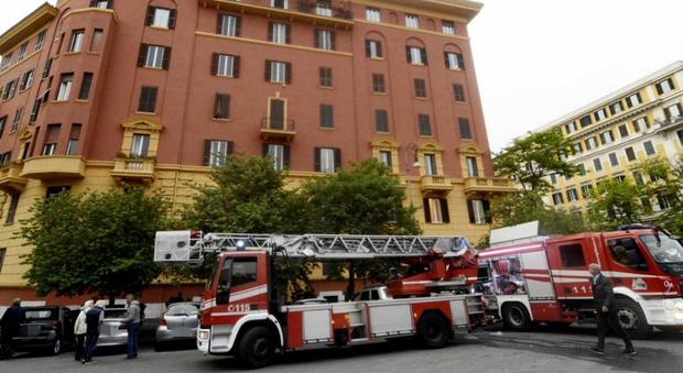 Roma, incendio in attico a piazza Mazzini: sgomberato palazzo di sei piani