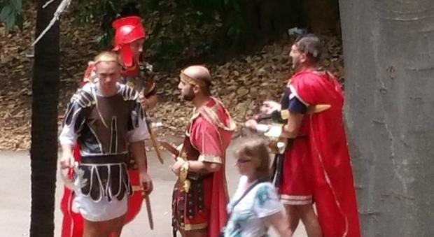 Roma, i centurioni sfrattati dal Colosseo ora assediano il Pincio