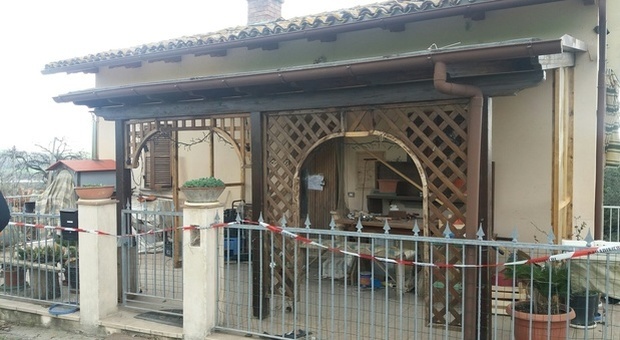 Pesaro, pensionato trovato morto in casa legato a una sedia: forse una rapina finita male