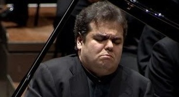 Scala, suona cellulare durante il concerto: il celebre pianista Volodos si ferma e scatta l'applauso