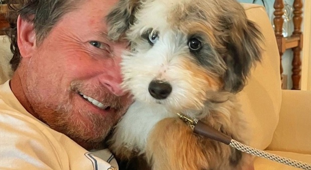 Michael J. Fox presenta Blue, la sua nuova cagnolina: «L'amore dei cani ti apre al mondo»