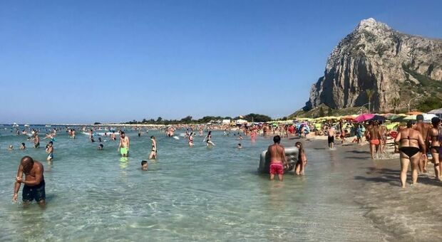Spiaggia libera a San Vito Lo Capo, la denuncia: «Se non paghi non puoi starci, obbligato ad affittare i lettini»