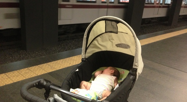Milano, paura in metrò: passeggino incastrato tra le porte, illesa bambina di due anni