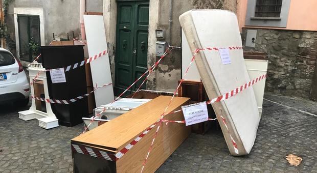 Tutti i mobili abbandonati in una strada del centro storico di Velletri