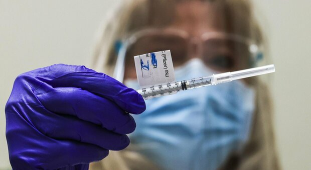 Vaccino Pfizer, reazione anafilattica per una donna in Alaska: non aveva precedenti di allergie
