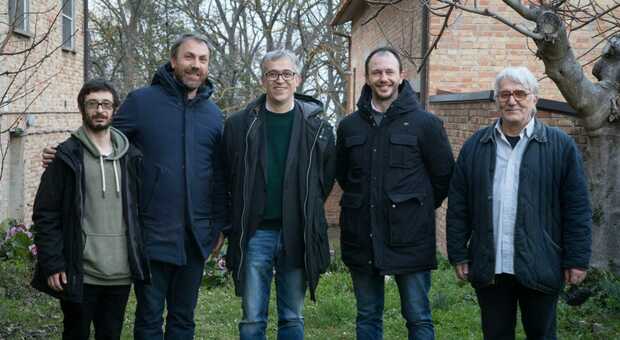 Roberto Mazzoli tra il regista Daniele Ceccarini e il sindaco Emanuele Petrucci e due membri della troupe