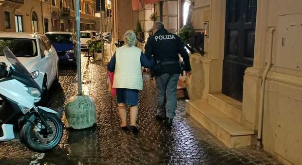 Pesaro, smarrita sotto la piogia non ricorda più dove abita: i poliziotti scoprono l'indirizzo e la riportano a casa