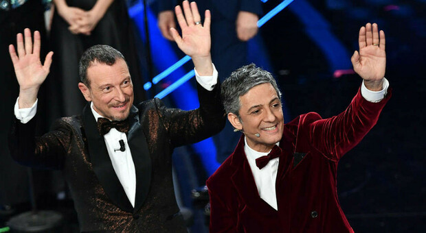 Sanremo 2021, duetti e cover della terza serata: Manuel Agnelli affianca i Maneskin, Fedez-Michielin vanno sul medley . E spuntano Rettore e Samuele Bersani
