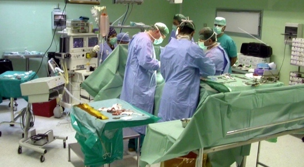 Sette morti sospette in clinica: salme esumate, indagati 5 medici