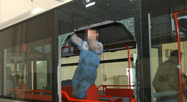 Roma, bus danneggiati a Roma a Casal Palocco e a Centocelle