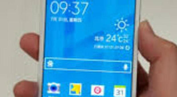 Un'immagine delle tante diffuse sul web del Galaxy Alpha, primo smartphone Samsung con scocca in metallo
