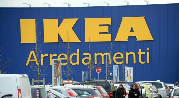 Centri commerciali chiusi nel weekend ma Ikea resta aperta. La protesta dei dipendenti: «Chiudeteci»