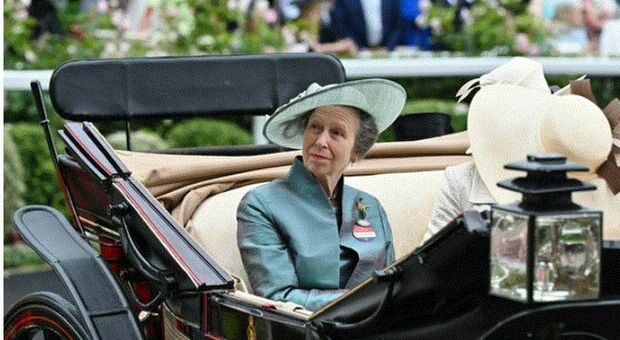 La principessa Anna e l'arte del riciclo: ad Ascot indossa lo stesso vestito di 45 anni fa