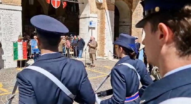 Cerimonia del 25 aprile, il ministro Carlo Nordio fischiato a Treviso: «Abbiamo giurato sulla Costituzione, quindi siamo antifascisti. E' ovvio che lo siamo»