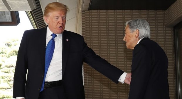 Giappone, Trump incontra l'imperatore: stretta di mano, una pacca sulle spalle e niente inchino