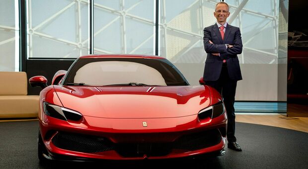 Benedetto Vigna ceo della Ferrari con una delle supercar di Maranello