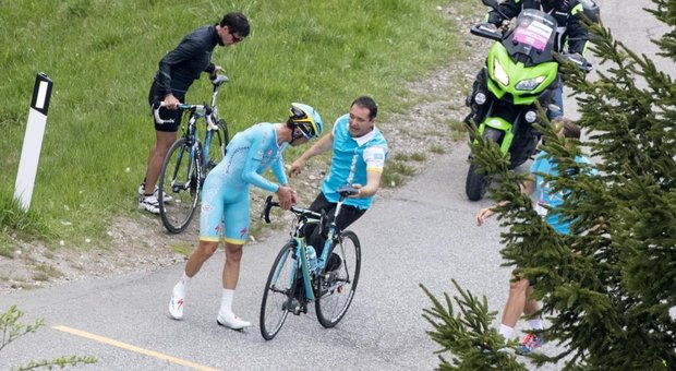 Nibali è costretto a cambiare bicicletta
