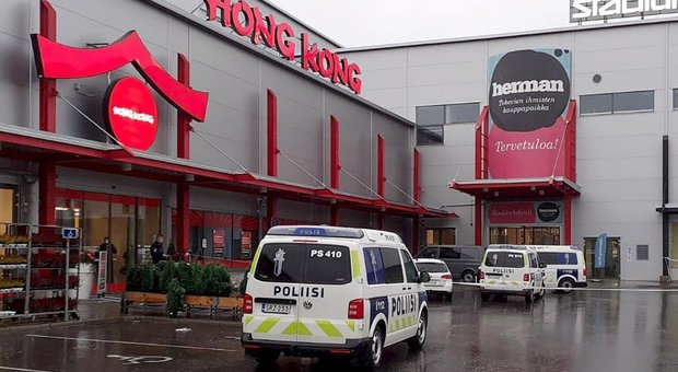 Finlandia, attacca studenti con una spada in un centro commerciale: almeno 1 morto e 10 feriti