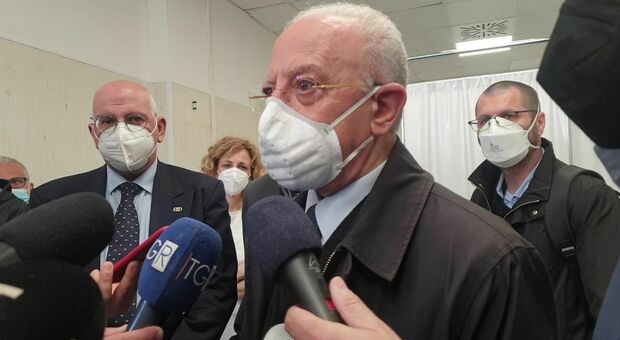 De Luca all'ospedale Ascalesi: «Tenetevi le mascherine, sto valutando ordinanze più severe»