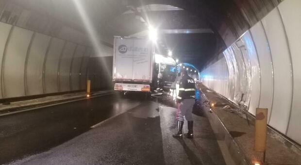 Incidente nelle gallerie lungo il Rato, mezzo pesante sversa decine di litri di gasolio: traffico bloccato in entrambe le direzioni