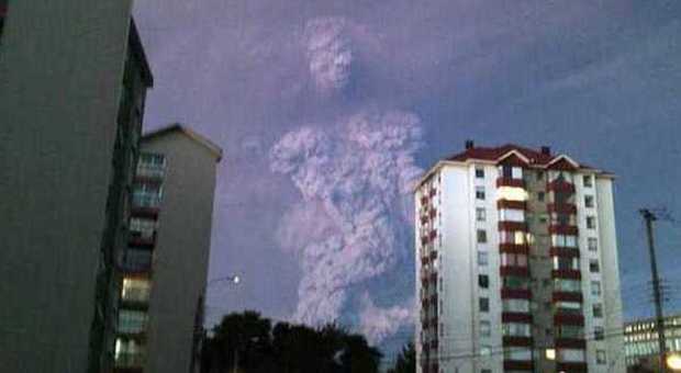Misteriosa figura umana dopo l'eruzione del vulcano: la foto fa il giro del web