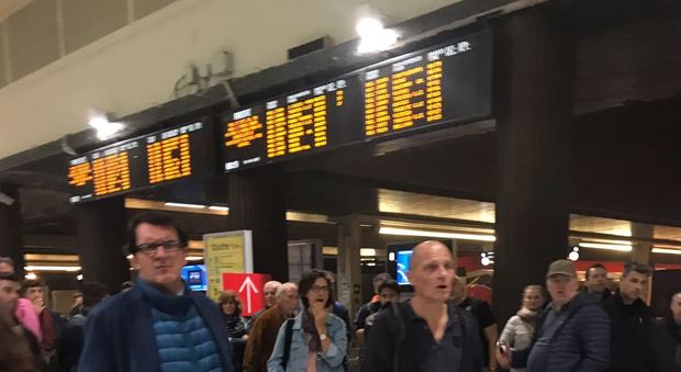 Notte da incubo con beffa: il treno parte di nascosto e "dimentica" i passeggeri