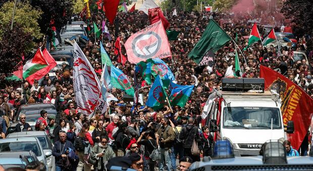 25 aprile, a Roma parte il corteo antifascista. Tensione alla manifestazione pro-Palestina, sregiata lapide a Forte Bravetta